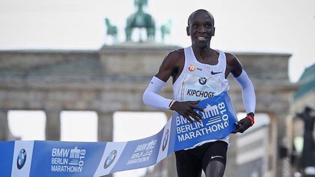 kipchoge cruzando la línea de meta en el maratón de Berlin en 2018