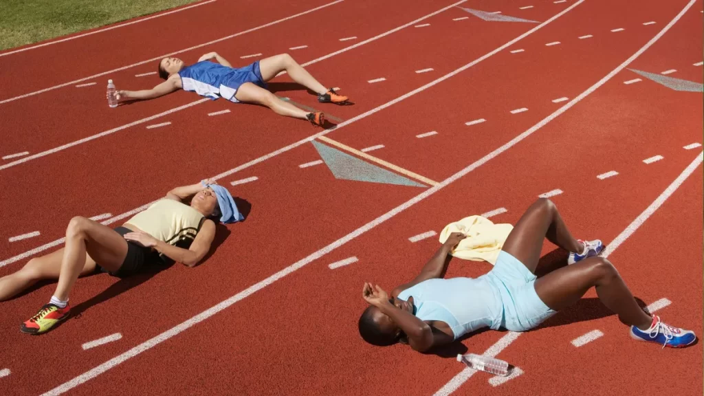 Triatletas tras finalizar un test de carrera en pista