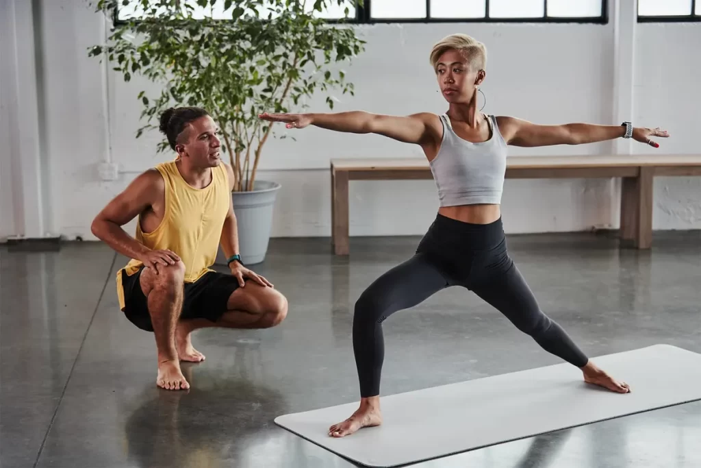 dos deportistas practicando Yoga en el entrenamiento integral en triatlón, más allá del aeróbico